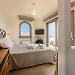 Insula Boutique 4*
